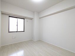 シンプルで落ち着いた内装の洋室。お好みの家具やインテリアを合わせやすい空間です