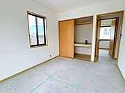 【リフォーム中】6帖洋室です。クッションフロア張替え、クロスの張替え、照明交換を行います。