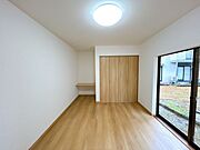 【リフォーム済】約6帖の洋室です。床はフローリングに張替え、クロスの張替えを行いました。