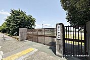 京都市立桂中学校閑静な住宅地内にあり「『確かな学力』・『温かな心・優しい心・感謝の心』・『たくましい心身』を兼ね備えた生徒の育成を目標とし生徒たちは豊かな経験を積んでいます。 1300m
