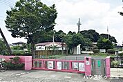 【山田こども園】平成31年に開園したこども園です。四季折々の自然環境に恵まれた立地に広い園庭を有しており、のびのびと元気に遊ぶことができる環境です。車での送迎も可能です。 650m