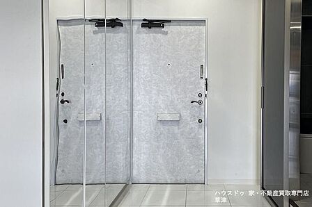 ゲストを優雅に迎え入れる玄関。ゆとりある設計が、住まいの顔になります。