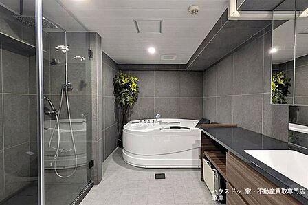 ホテルライクな浴室。落ち着いたトーンの空間で、心身ともに解きほぐされる贅沢。