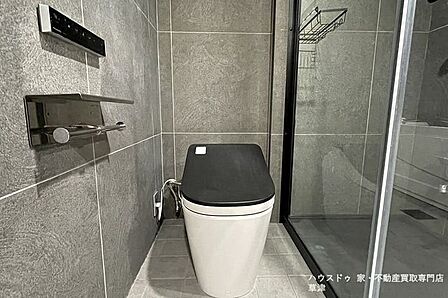 スタイリッシュなトイレ空間。落ち着いた内装が、住まい全体に統一感を与えます。