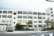 【草津中学校】「いのちかがやき　心豊かな生徒の育成～ひとを大切に　ひとつを大切に～」を教育目標掲げています。学校HPにて学校行事の様子や年間行事を紹介しています。 2900m