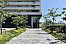 エントランス：緑豊かな植栽に彩られた美しいアプローチ。住まう人やゲストを格式高く迎え入れる気品ある佇まい。