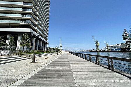 【ハーバーウォーク】高浜岸壁に沿って整備されたウッドデッキの遊歩道です。心地よい海風を感じながら、神戸港の美しい景色やライトアップされた夜景を楽しめる散策スポットです。 30m