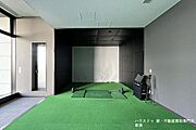 セントアンドリュースやペブルビーチをはじめ、12コースのラウンドを楽しめるゴルフシュミレーターが完備されています。