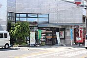 草津矢橋郵便局【草津矢橋郵便局】浜街道(県道26号線)沿いにある郵便局です。駐車場が広いので車でも利用しやすくなっています。郵便・貯金・保険の各種サービスを取り扱っており、キャッシュレス決済にも対…