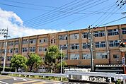 老上中学校【老上中学校】「自ら考え、正しく判断し行動できる、知・徳・体の調和のとれた、 心豊かでたくましい生徒の育成をめざす」を教育目標掲げています。学校HPにて学校行事の様子や年間行事を紹介して…