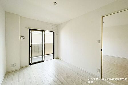 バルコニーに面した明るい洋室。主寝室や子ども部屋など、多目的に使える居室です。
