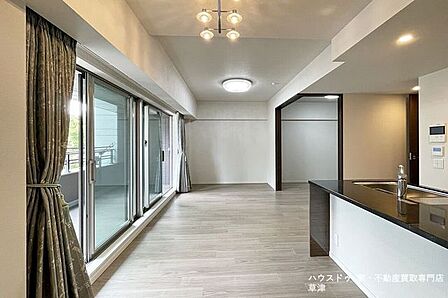 美しい照明が空間を彩るダイニングからの景色。南向きの大きな窓と一体になった、洗練のLDKです。