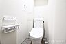 トイレ：白を基調とした清潔感のあるトイレで嬉しいですね。