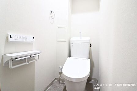 白を基調とした清潔感のあるトイレで嬉しいですね。