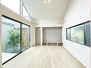 【リビング】開放感あふれるリビングです。インテリアなどでご家族様だけのお家をカスタムしましょう！