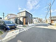 【外観】前面道路は幅員6.0ｍと広く、お車の出し入れも楽々です♪