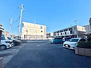 【駐車場】ファミリーカーも悠々駐車できるスペースです。お車好きにはたまらないですね！
