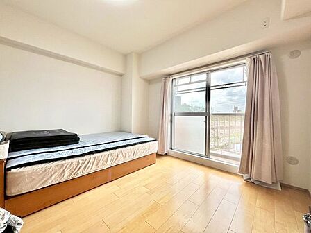 【寝室】明るく広々としたベッドルームは、一日の始まりと終わりを快適に過ごせます!