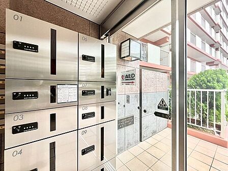 【宅配ボックス】留守中でも宅配便などの荷物が受け取れるため、共働き世帯などに嬉しい設備です!