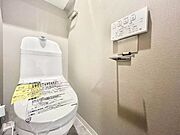 【トイレ】清潔感のある快適なトイレです。毎日気持ちよく使えます。