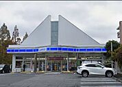「ローソン千葉あすみが丘四丁目店」まで1130m (徒歩15分)急な買い物はもちろん、ATM利用や公共料金の支払いなどにご利用いただけます。