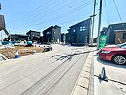 前面道路の幅員が広く、お車の駐車も楽々です♪