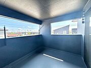 【バルコニー】暖かな陽光が降り注ぐバルコニーはお洗濯におすすめです！爽やかな風も心地よいです。