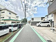 【前面道路含む外観】