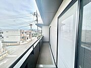 【バルコニー】暖かい陽ざしが差込むバルコニー。晴れた日には洗濯物が良く乾きます！