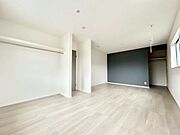 【洋室】全居室に収納を完備しておりますので、自分好みのお部屋にカスタマイズ可能です！
