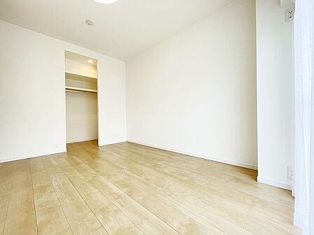 【洋室】明るく広々としたベッドルームは、一日の始まりと終わりを快適に過ごせます！