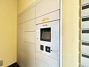 【宅配ボックス】留守中でも宅配便などの荷物が受け取れるため、共働き世帯などに嬉しい設備です！