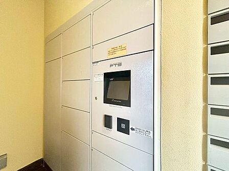 【宅配ボックス】留守中でも宅配便などの荷物が受け取れるため、共働き世帯などに嬉しい設備です!