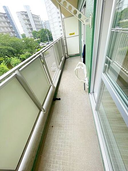 【バルコニー】暖かい陽ざしが差込むバルコニー。晴れた日には洗濯物が良く乾きます!