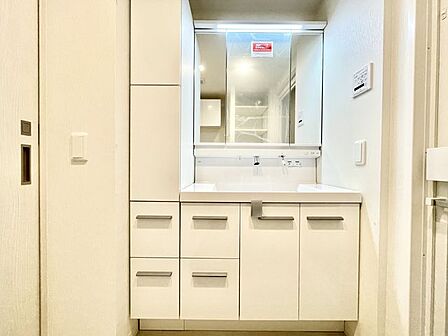【洗面台】清潔感のある快適空間です。毎日の身支度も気持ち良くお使い頂けます。