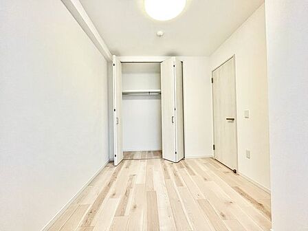 【洋室】全居室に収納を完備しておりますので、自分好みのお部屋にカスタマイズ可能です!