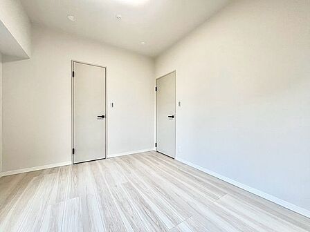 【洋室】明るく広々としたベッドルームは、一日の始まりと終わりを快適に過ごせます!