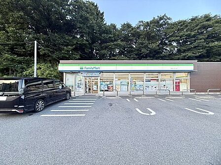 「ファミリーマート千葉登戸四丁目店」まで320m (徒歩4分)急な買い物はもちろん、ATM利用や公共料金の支払いなどにご利用いただけます。