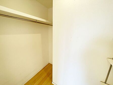 【ウォークインクローゼット】便利なウォークインクローゼット付きです。お荷物が多い方でも安心です!