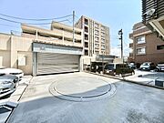 【駐車場】ファミリーカーも悠々駐車できるスペースです。お車好きにはたまらないですね！