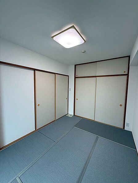 畳敷きの落ち着いた寝室。二箇所の収納で季節ごとの寝具や衣類もすっきり片付きます。