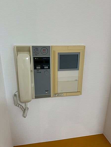 来訪者を声と映像で確認できるTVモニター付きインターホンを設置。緊急時には「非常」ボタンで外部へ通報可能です。