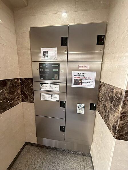 共用部には宅配ボックスを設置。不在時でも荷物を受け取れるため、日々の暮らしをサポートします。