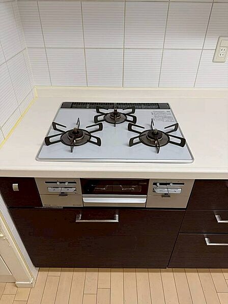 料理を効率的に楽しめる3口ガスコンロ付きキッチン。豊富な収納も魅力です。