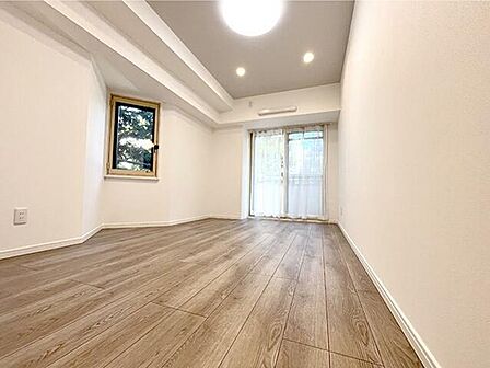 明るい木目調のフローリングが特徴のリビング。二面の窓から光が差し込み、開放感のある空間が広がります。お好みの家具を配置して、自分らしい理想の空間を演出してください。