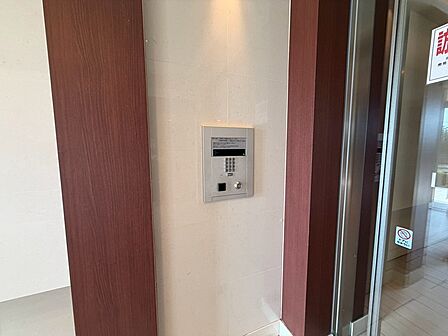 来訪者を映像と音声で確認できるオートロックシステムを導入。不審者の侵入を防ぎ、安心な暮らしをサポートします。