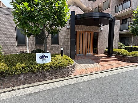 緑豊かな植栽と重厚感のあるエントランスが、訪れる方をあたたかく迎え入れます。日々の暮らしに安らぎと品格を添える住まいです。
