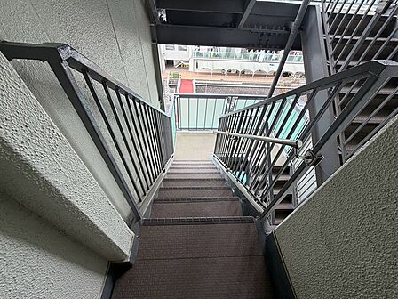 規則正しく配置された手すりが安心感を与えます。日々の昇降をサポートする、落ち着いた雰囲気の階段です。