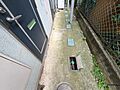 建物の横には管...