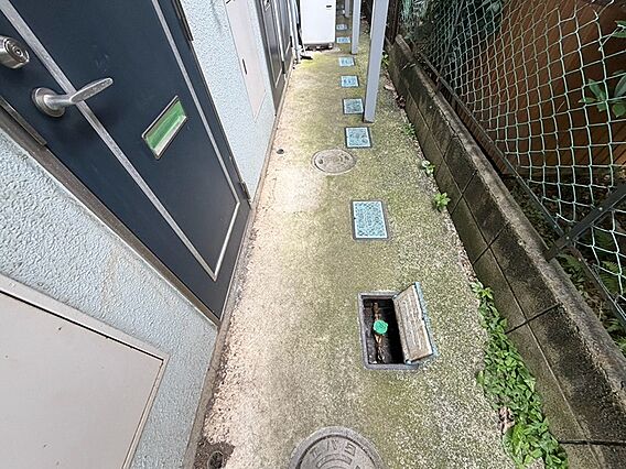 建物の横には管...